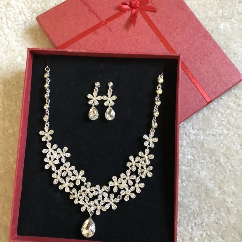 Necklace earrings set